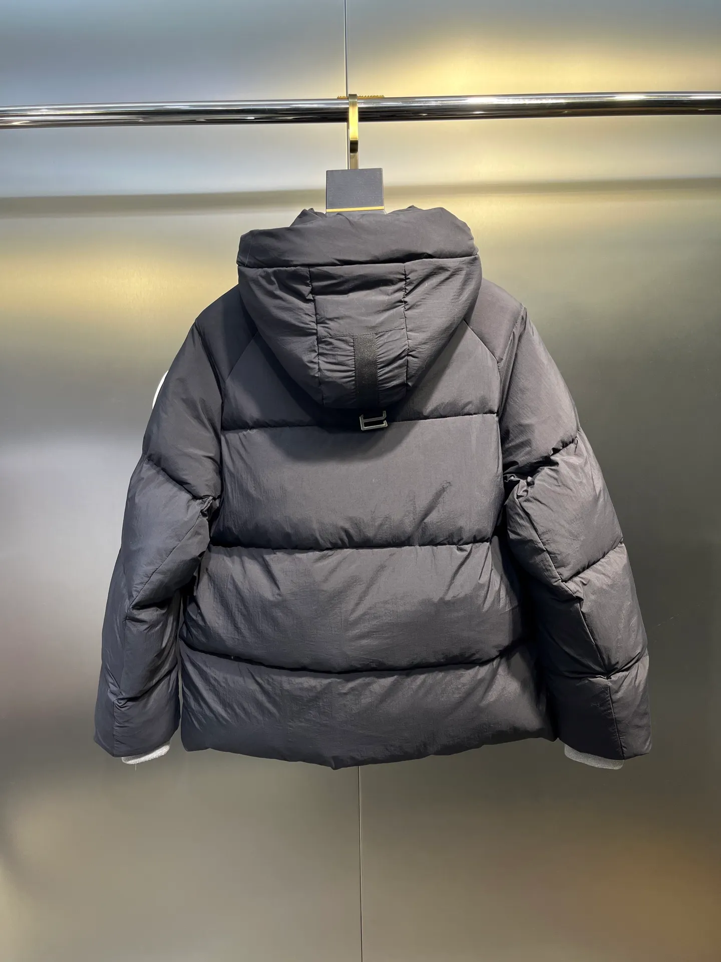 P740 Big Goose Capsule White Label Down Canada Goos* Canada Goose's new limited white label bread jacket, the same style for men and women, filled with 625 fill power white goose down, and the fabric has a satin feel. Suitable for wearing in spring and autumn in various cities, this model has a stand-up collar design, classic and versatile, and has good thermal insulation effect! Fabric + Features: ✅Fabric: 85% polyester, 15% cotton, windproof and waterproof ✅Lining: 100% polyester, windproof and waterproof ✅Filling: 80% pure white duck down, 20% pure white feathers ✅Fillness: 625 ✅Care instructions: Dry cleaning ✅Zipper: Genuine YKK two-way entrance zipper ✅TEI Temperature Feeling Index 1: Lightweight minus 5 degrees to 5 degrees Technology: ✅The fabric is made of CORDURA polyamide fabric, which is a new functional fabric and a leading technological product. The durability is 2 times higher than ordinary nylon fabric. Wear resistance, strong tear resistance, good hand feel and good color. ✅The liner is filled with imported 625 fill power 90 white duck down, the liner is reinforced with anti-runaway velvet liner, and the fly on the front center fly is designed with snap buttons to prevent ventilation and rain. Whether it is hiking, urban walking or polar exploration, this model can help you find the Cana that suits your body, activities and lifestyle. Color: pink, blue, black, white Size: xs-l